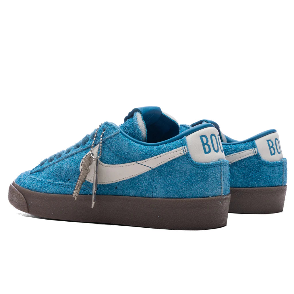 Nike x Devin Booker x Chevrolet Blazer Low Book Surf Blue QS Surf Blue Sail Gum Dark Brown