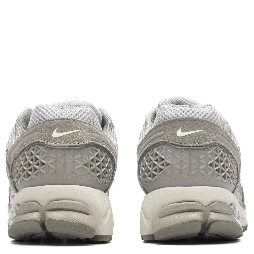 Zoom Vomero 5 Dark Stucco Phantom Light Smoke Grey